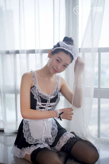 女生和男生一起打扑克