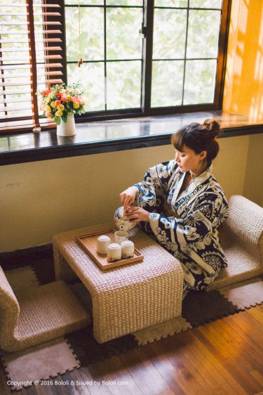 泰奥混血美女被双飞