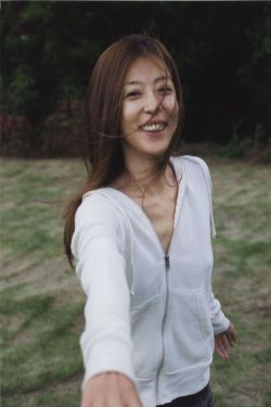 女同学午睡我伸手揉她的胸